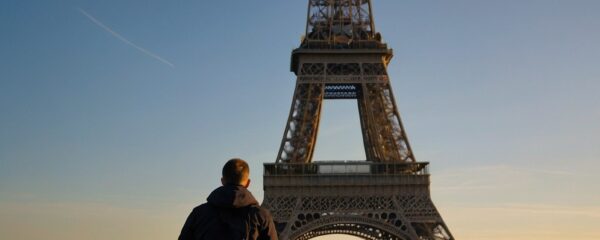Tour Eiffel jeune homme